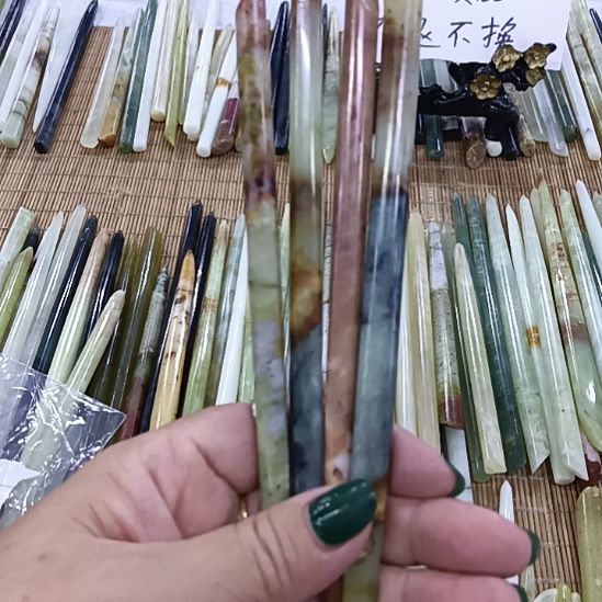未镶嵌蛇纹石玉岫玉素棍发簪，纯天然俏色。