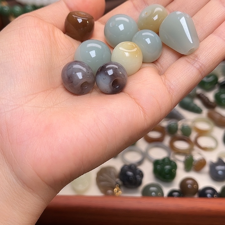 喵***～和田玉未镶嵌颈饰