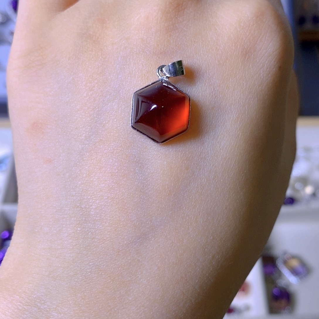 银S925镶嵌颈饰石榴石（芬达石）魔****娜