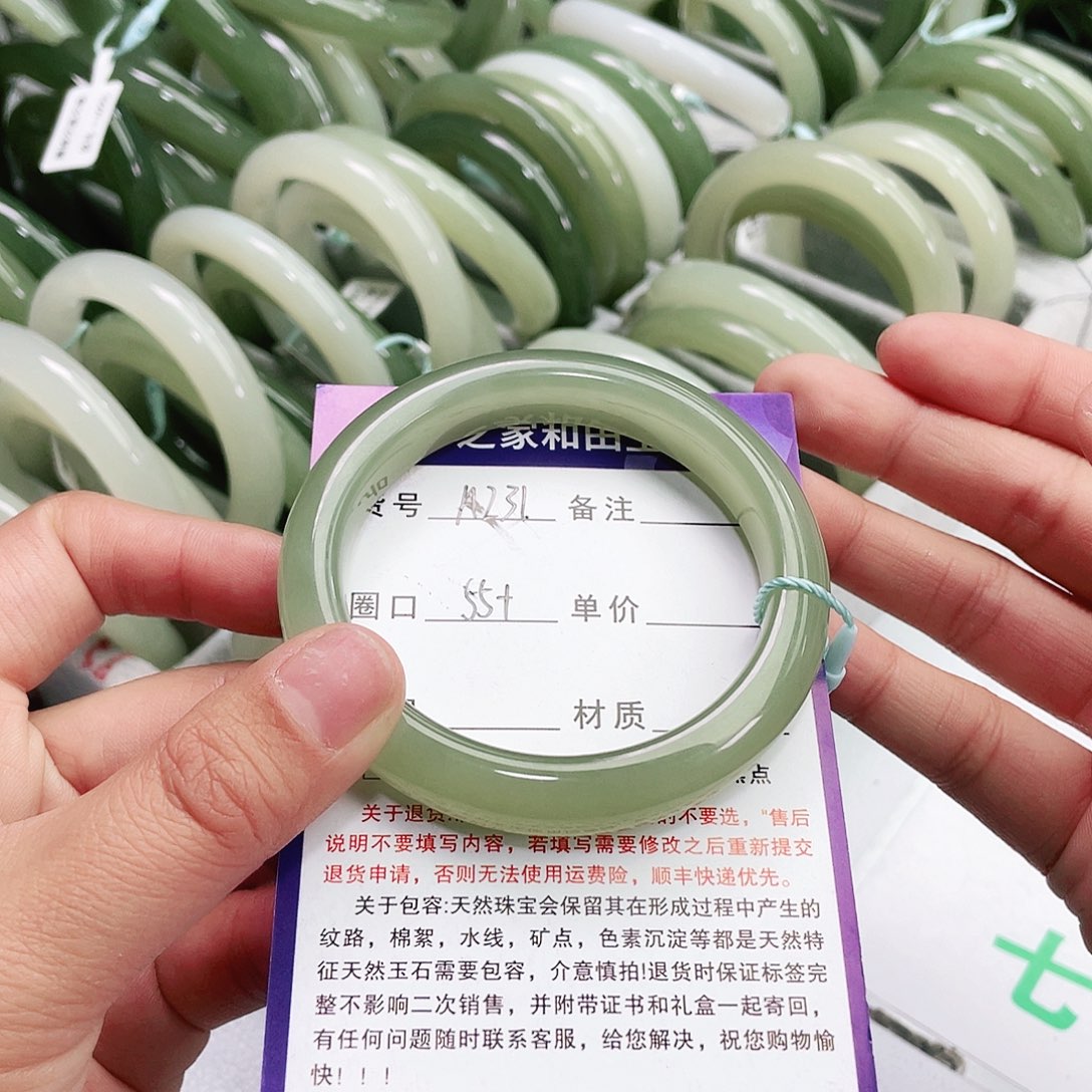 和田玉手镯未镶嵌D****t