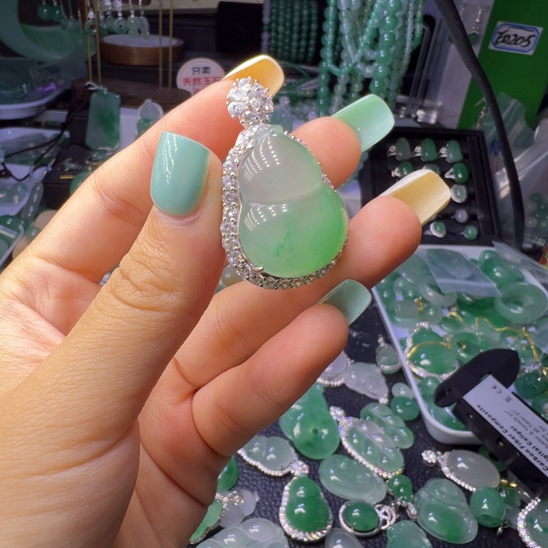 O***h石英质玉（非洲翠）未镶嵌颈饰