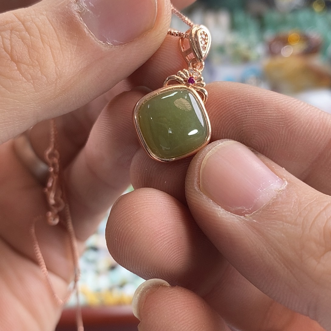 和田玉颈饰未镶嵌方牌