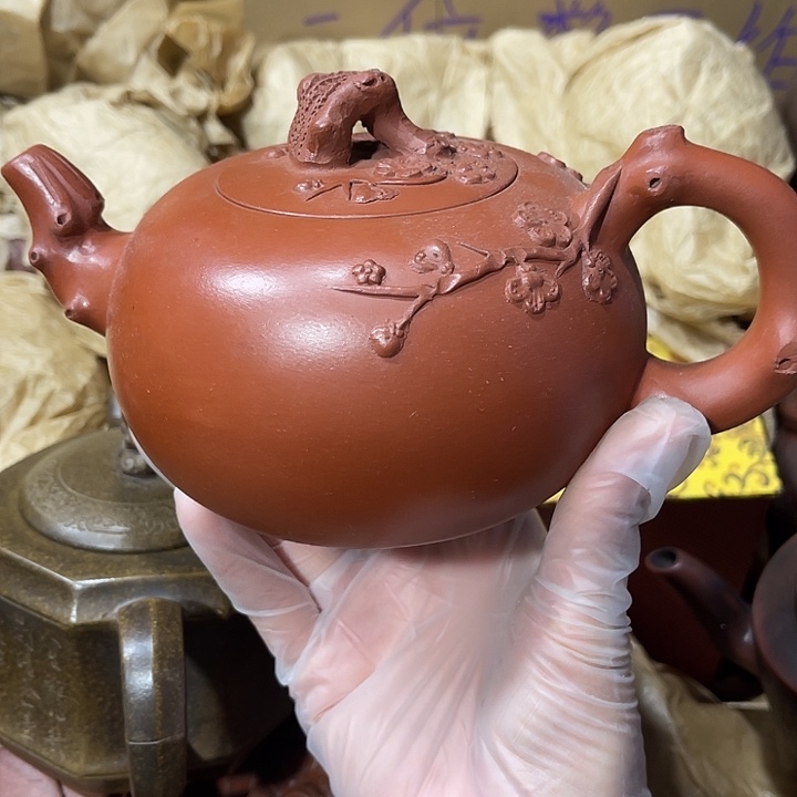 紫砂茶壶原矿泥料，手工制作的一把紫砂壶。