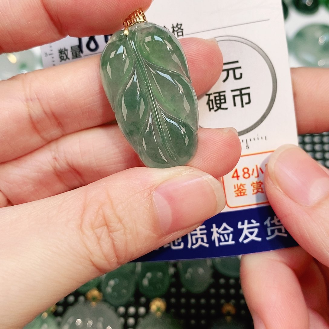 翡翠颈饰18K金镶嵌吊坠