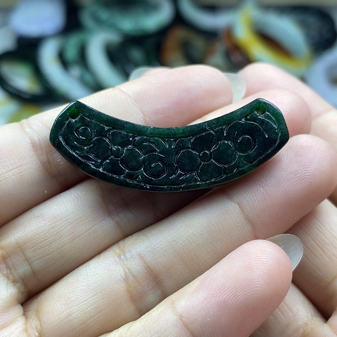 翡翠未镶嵌颈饰牌子