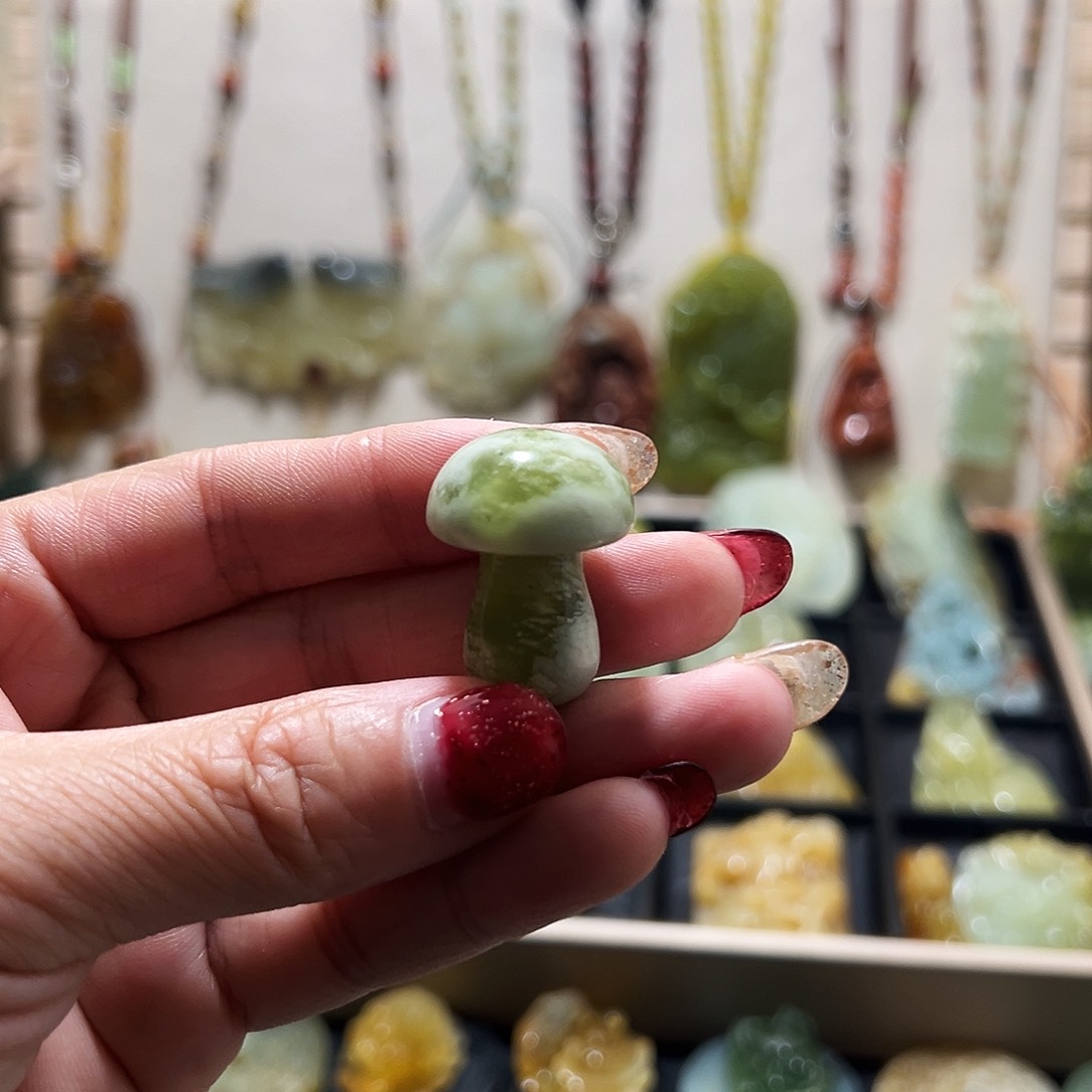 蛇纹石玉颈饰未镶嵌