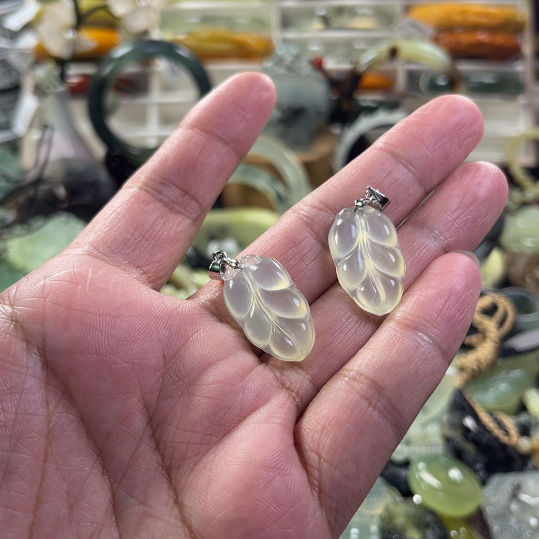 蛇纹石玉颈饰未镶嵌