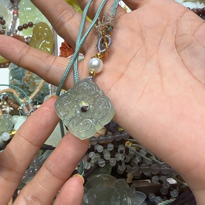 蛇纹石玉未镶嵌吊坠