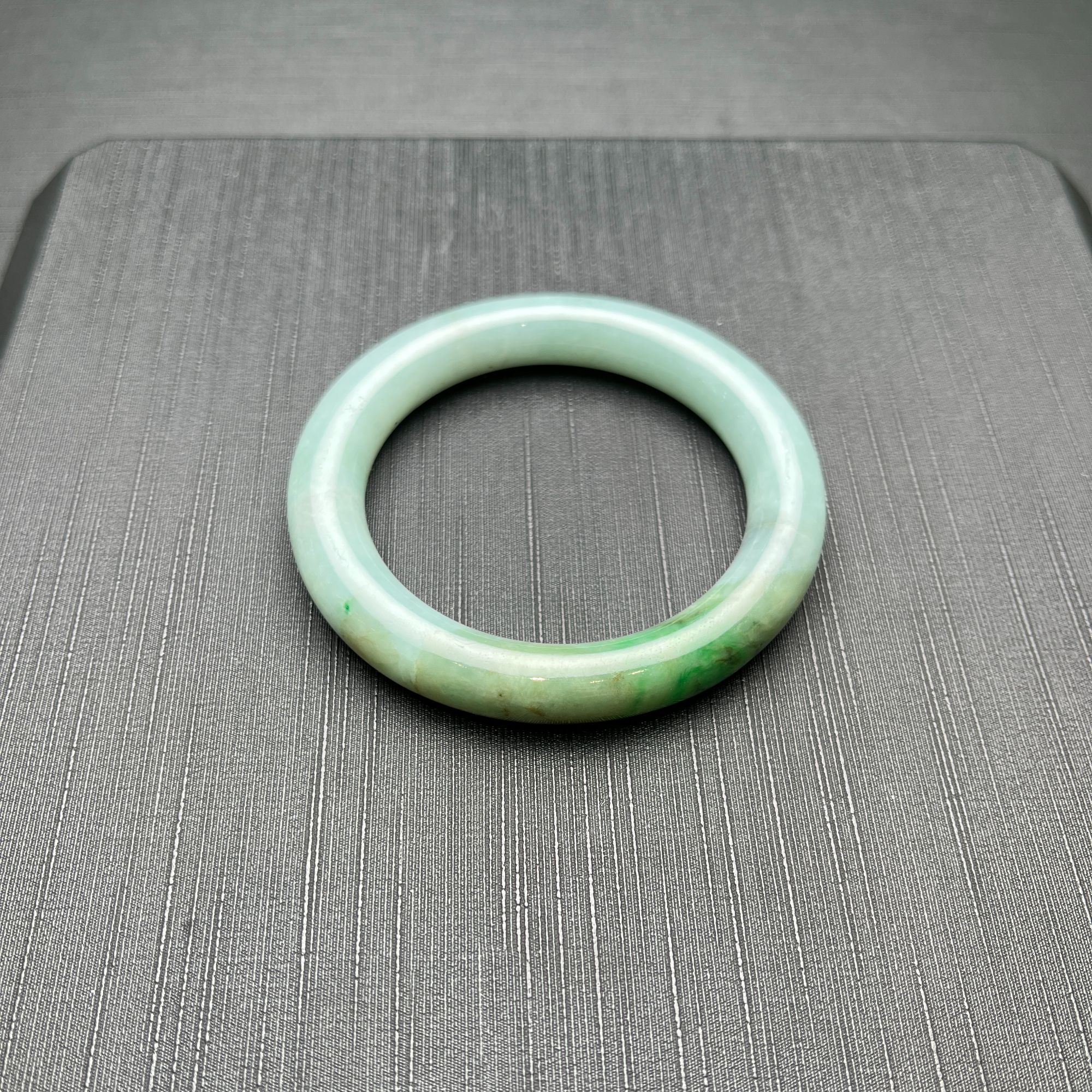 缅甸翡翠A货糯种苹果绿带飘花圆镯53圈口