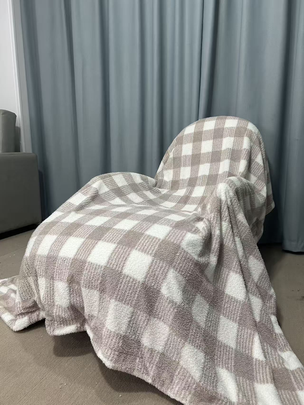 秋冬牛奶绒北极绒仿羔羔格纹加绒加厚复合毯亲肤盖毯午休毯床尾毯