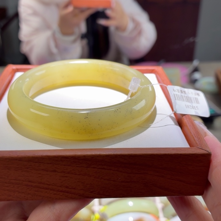 和田玉未镶嵌手镯55.5。8