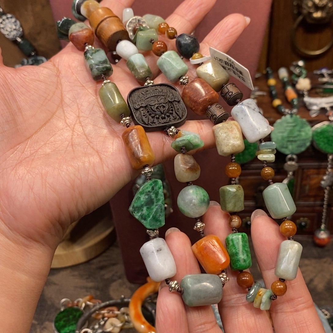 翡翠吊坠(赠链)未镶嵌