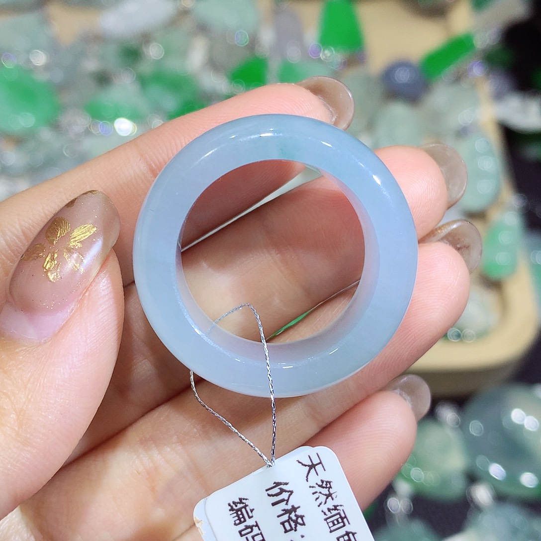 翡翠未镶嵌颈饰戒圈