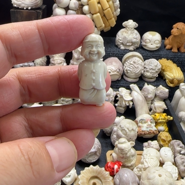 非金属配饰鹿角雕刻小地主