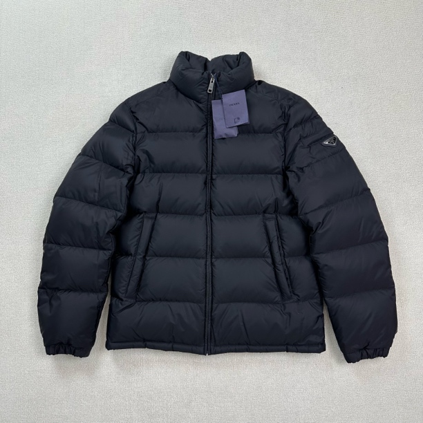 未使用 Prada/普拉达 三角钢标立领羽绒服/48码/WL2280