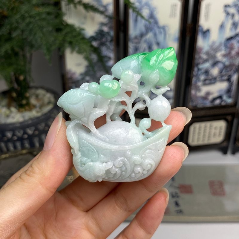 飘绿白底青鱼戏荷花灵猴献瑞云宝摆件 天然翡翠A货