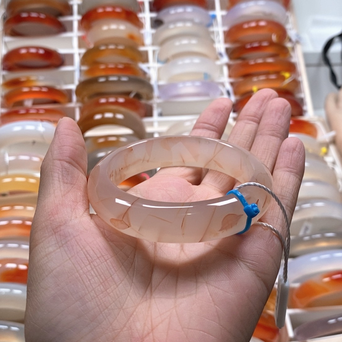 满***陈玛瑙/玉髓手镯未镶嵌水晶点包容