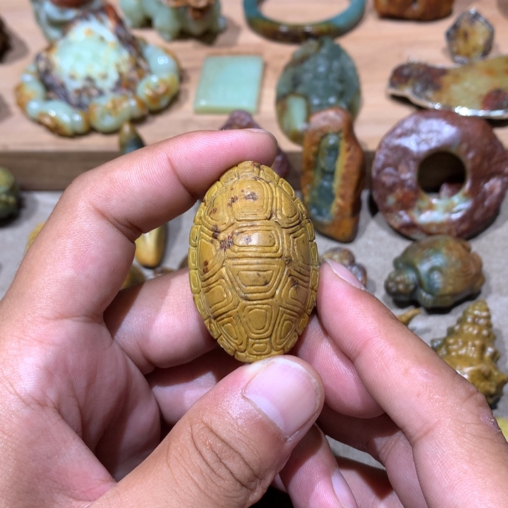 未镶嵌岫岩河磨玉（透闪石质玉）把件