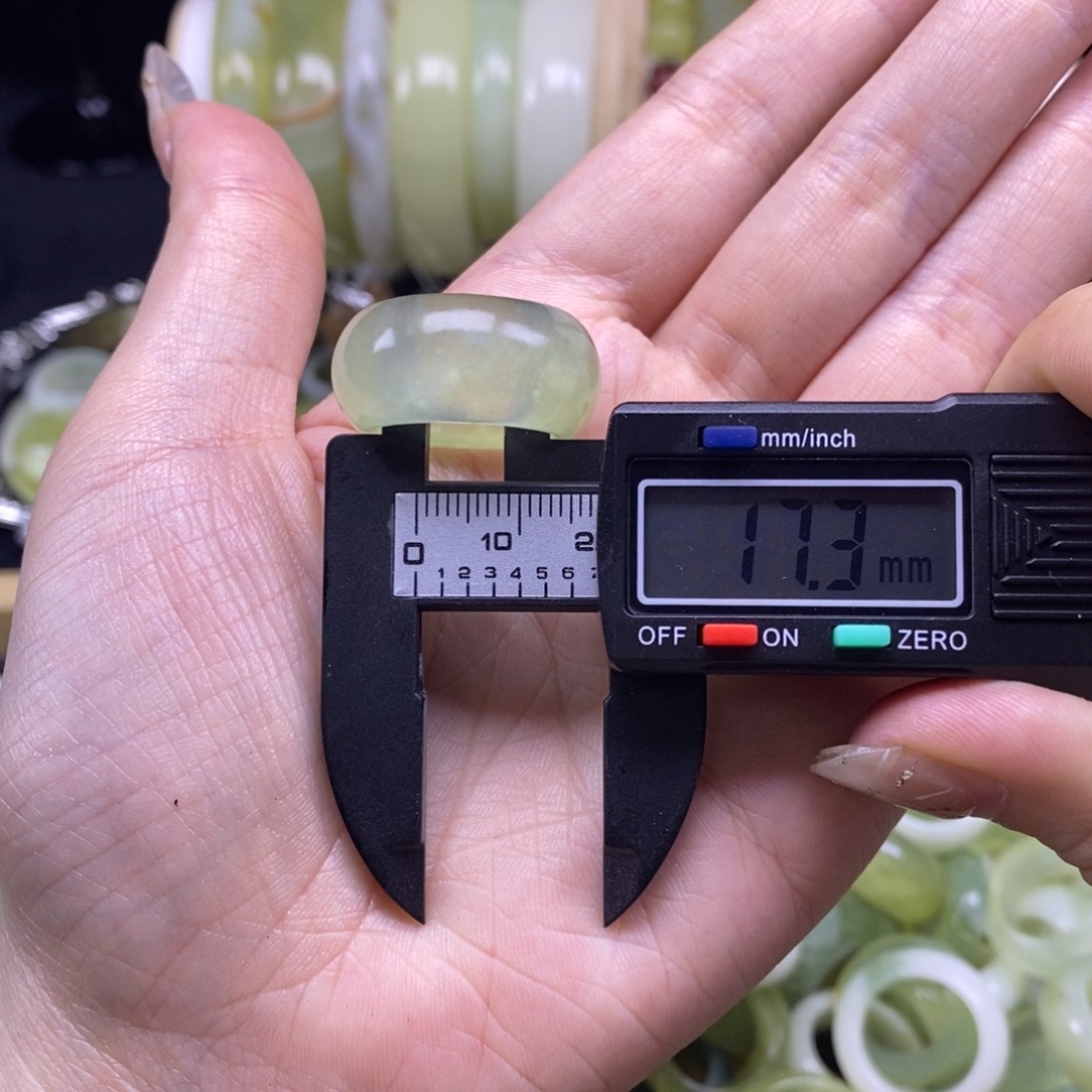 蛇纹石玉未镶嵌戒指