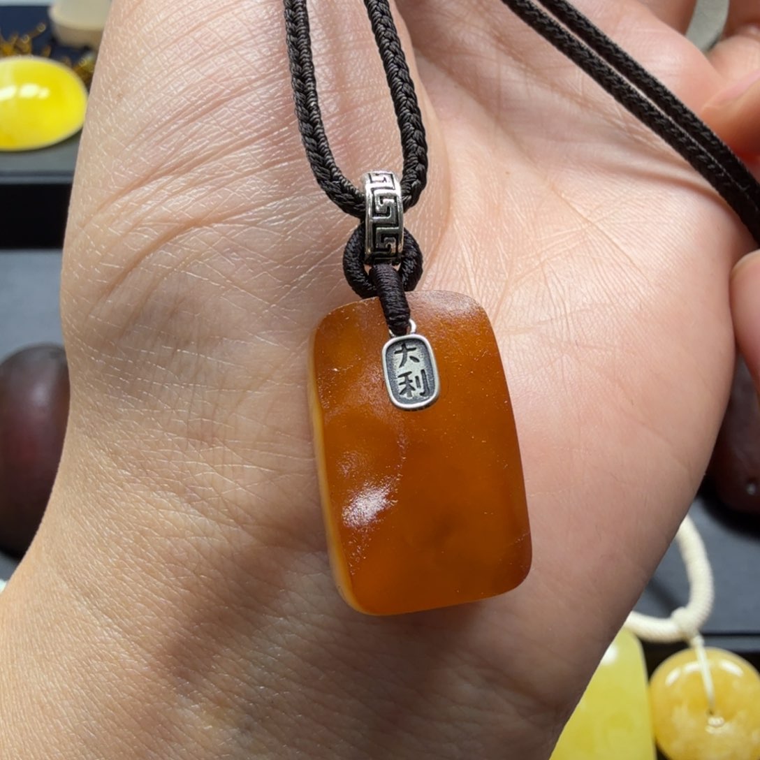 琥珀吊坠(赠链)未镶嵌