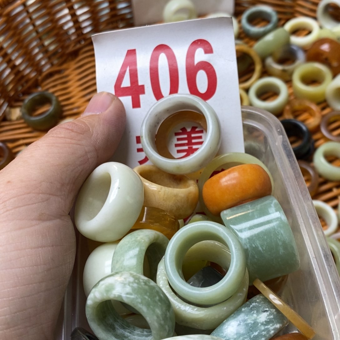 蛇纹石玉挂坠未镶嵌