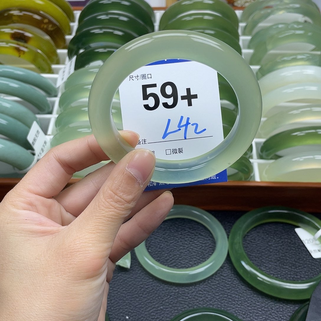 蛇纹石玉手镯未镶嵌喝***?