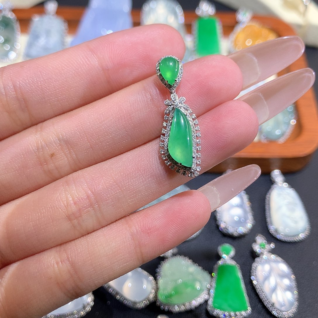 翡翠18K金镶嵌颈饰冰绿水滴吊坠