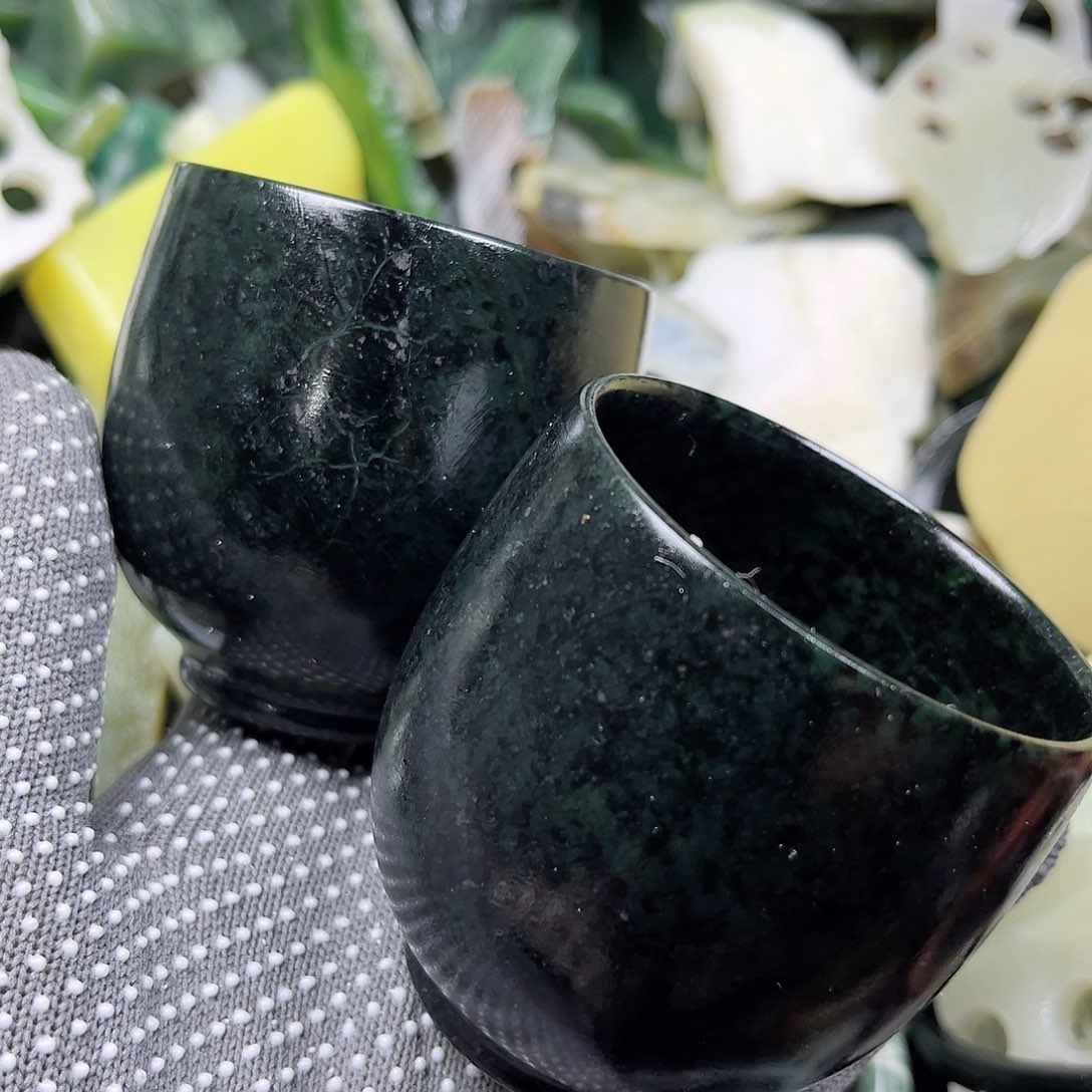 颈饰未镶嵌石英岩玉