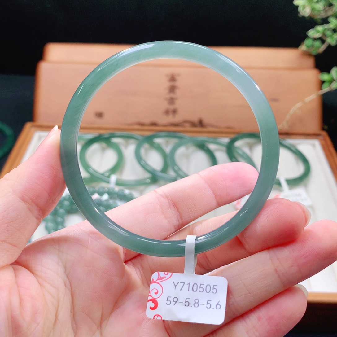 翡翠手镯（圆镯）未镶嵌
