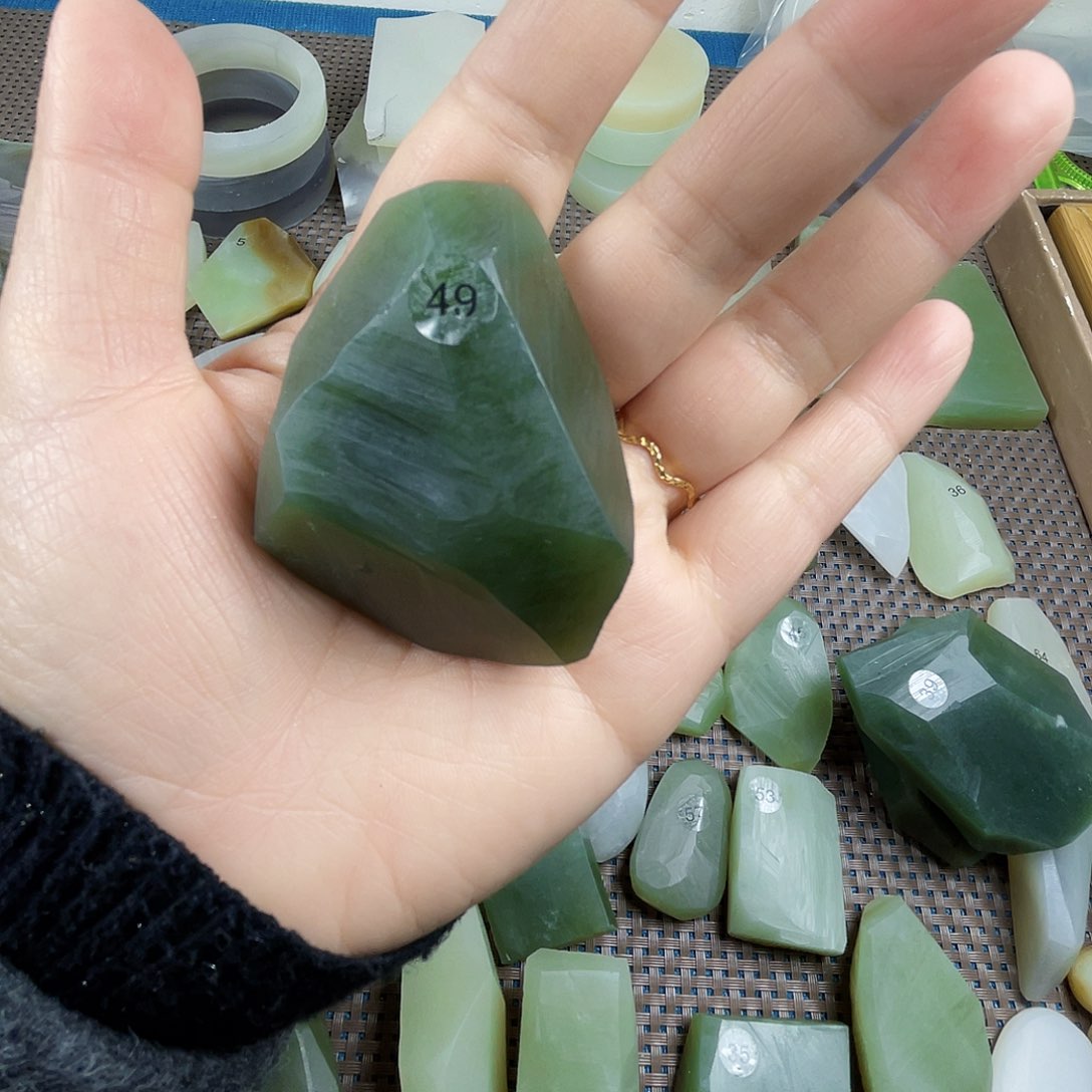 和田玉颈饰未镶嵌玉*