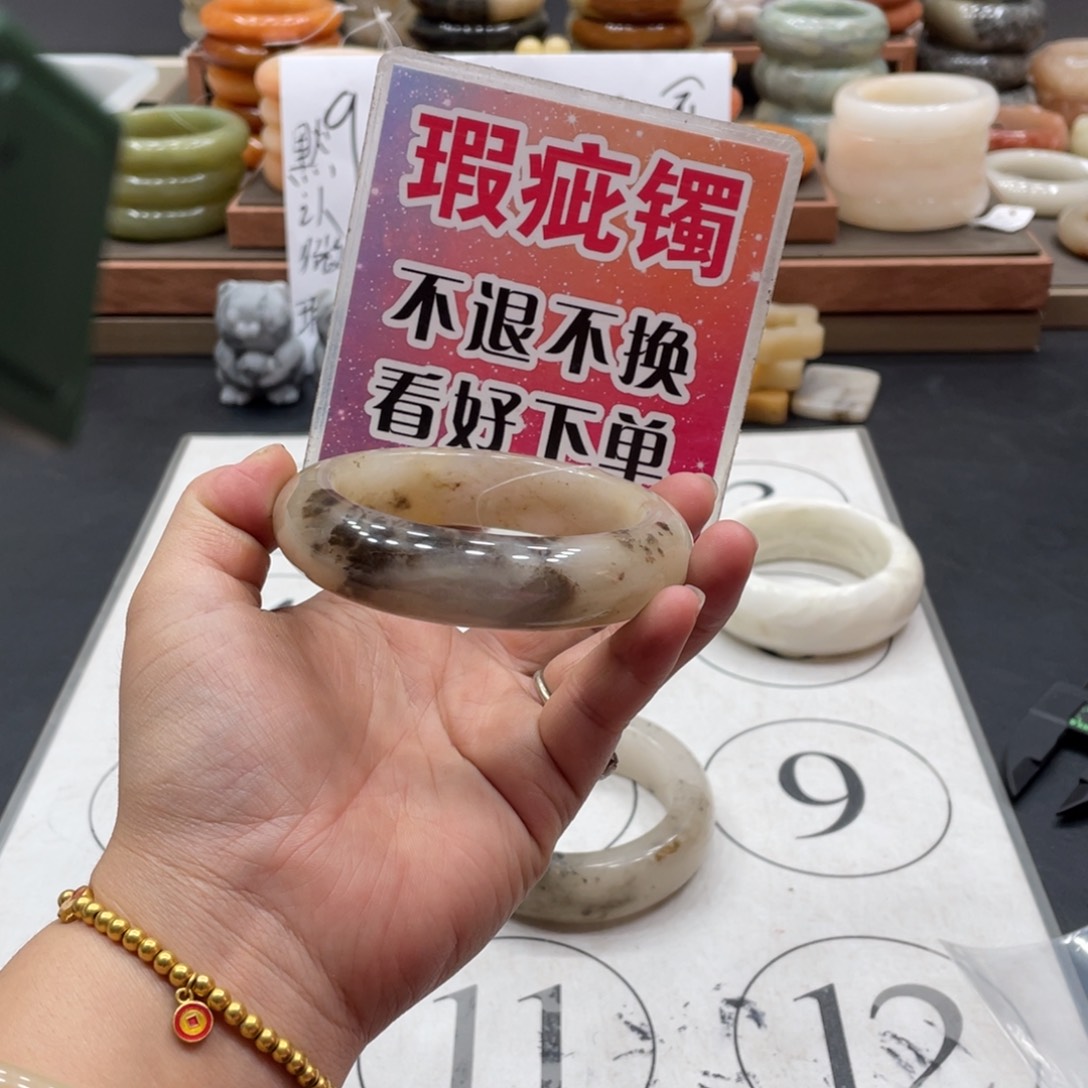 冒***₎未镶嵌手镯石英质玉