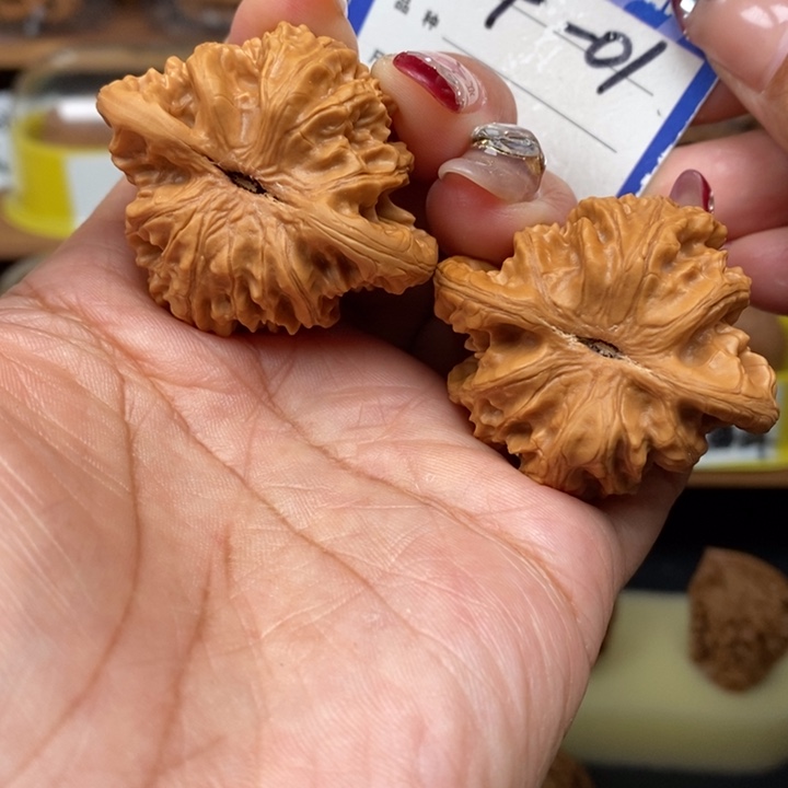 文玩核桃吊坠43霞云岭