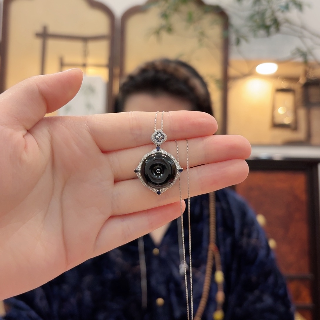 翡翠18K金镶嵌吊坠(赠链)