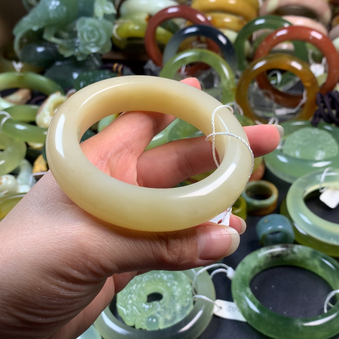 蛇纹石玉未镶嵌手镯微瑕