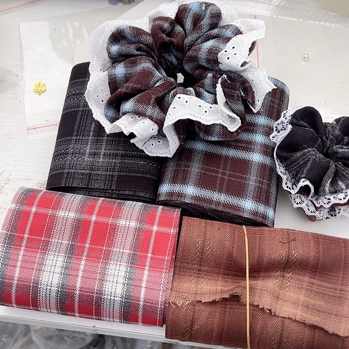 12的毛呢格子4色各5码，12的棉布蕾丝5码