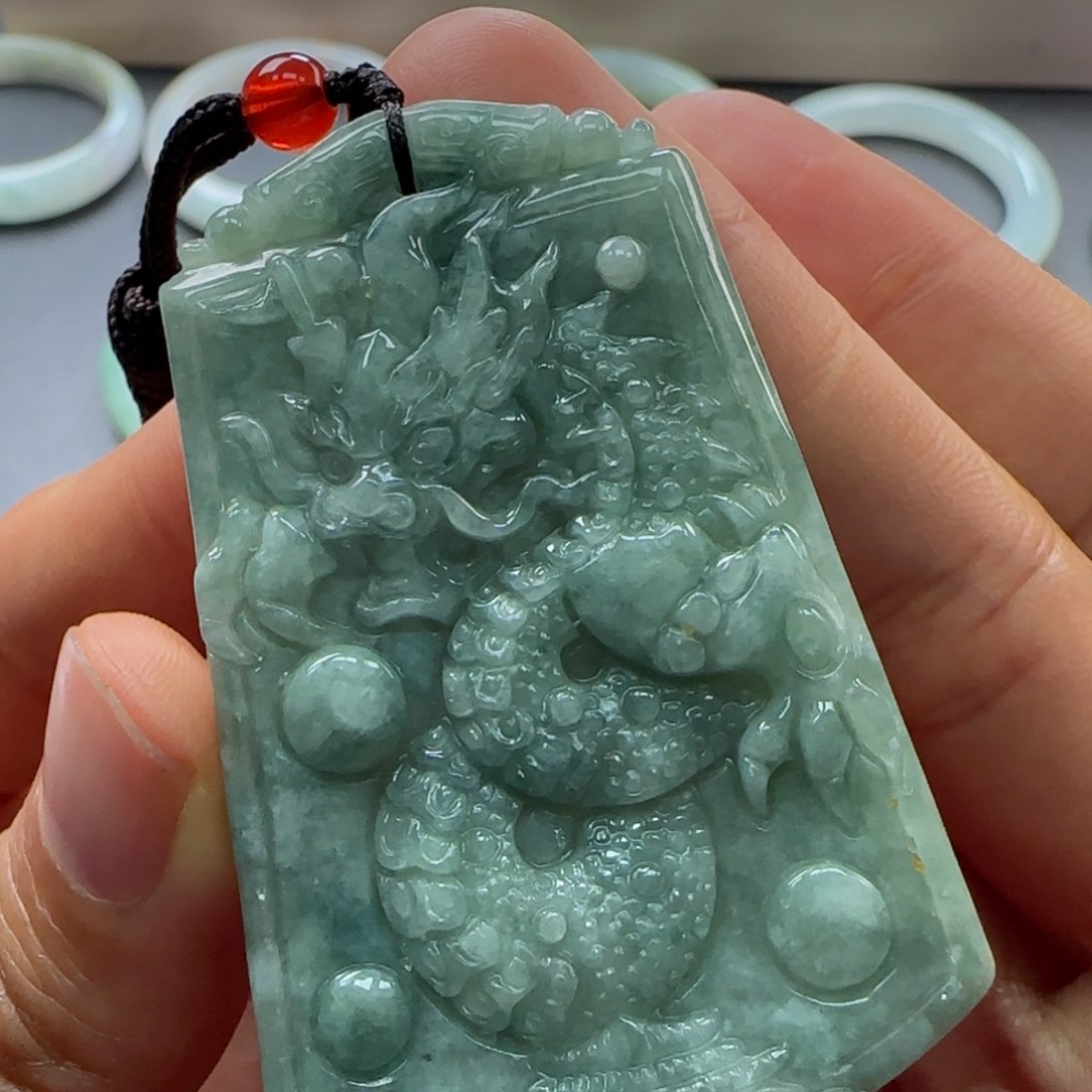 翡翠颈饰未镶嵌龙