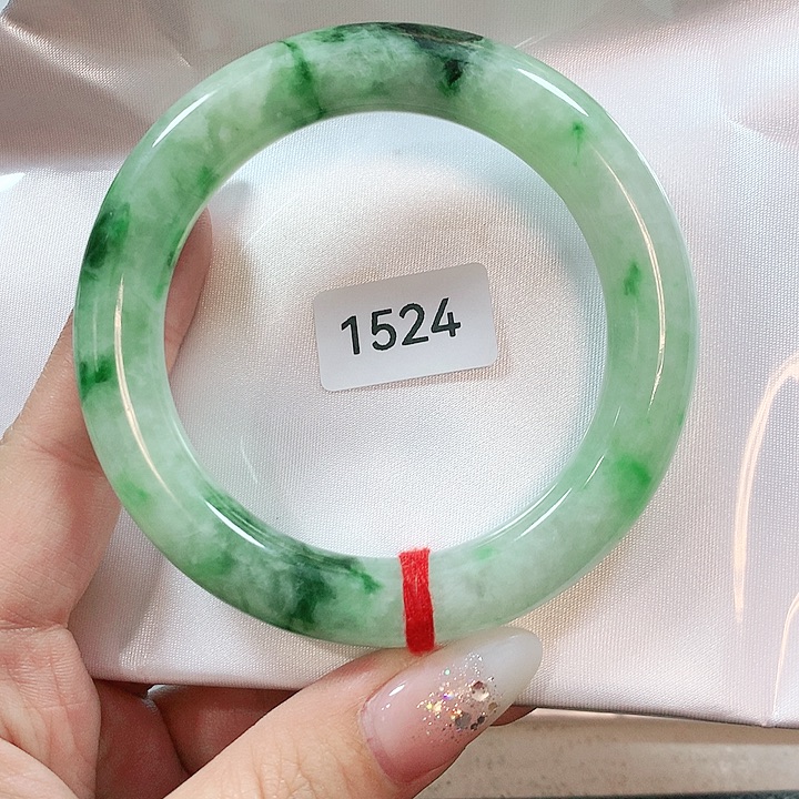 翡翠手镯未镶嵌天然翡翠的56
