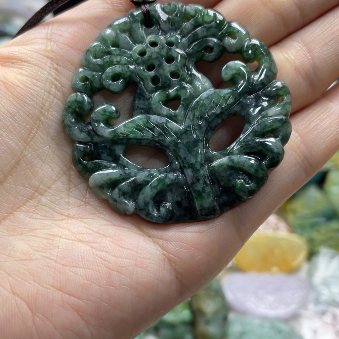 翡翠未镶嵌颈饰牌子