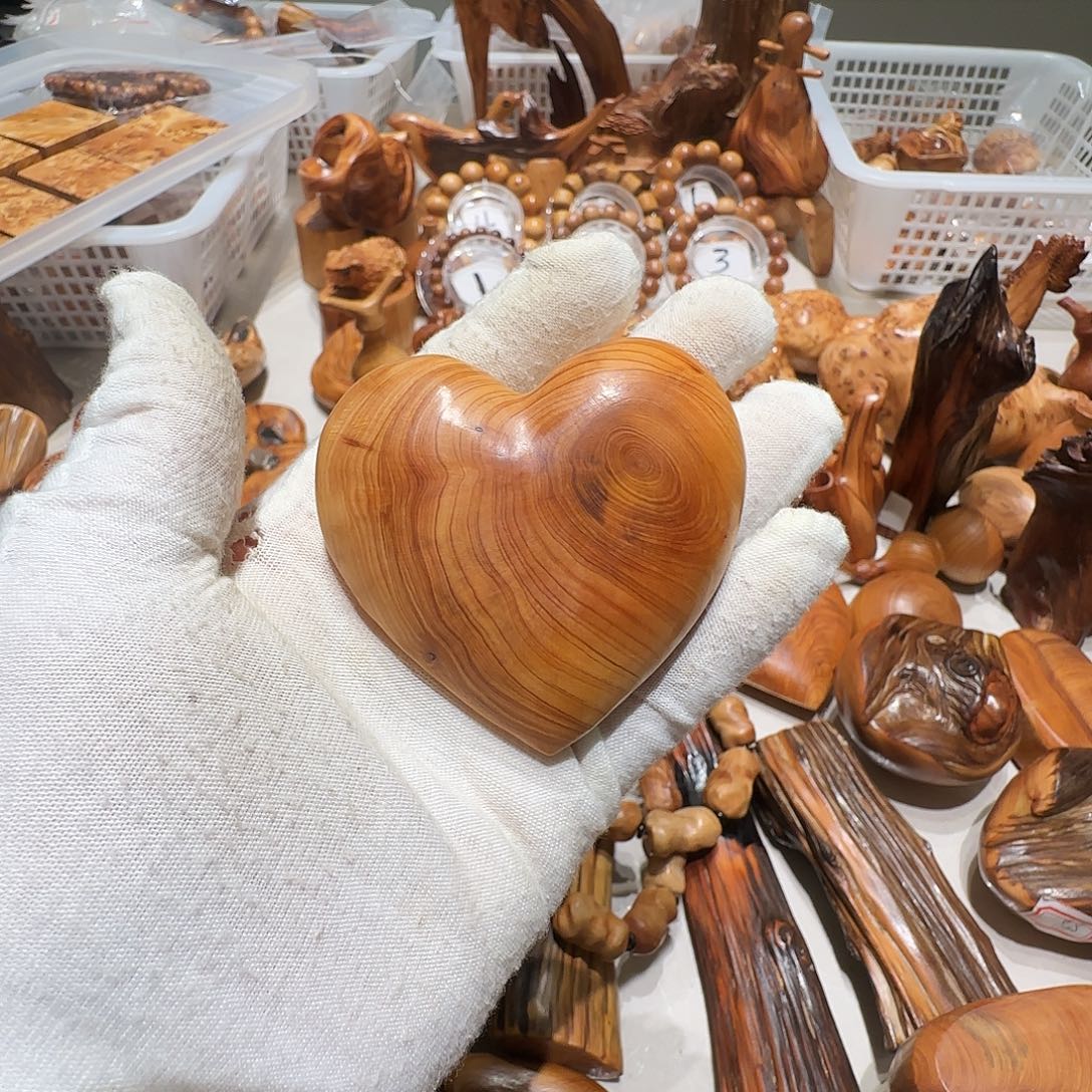 柏木（崖柏）太行崖柏陈化黑油爱心手把件