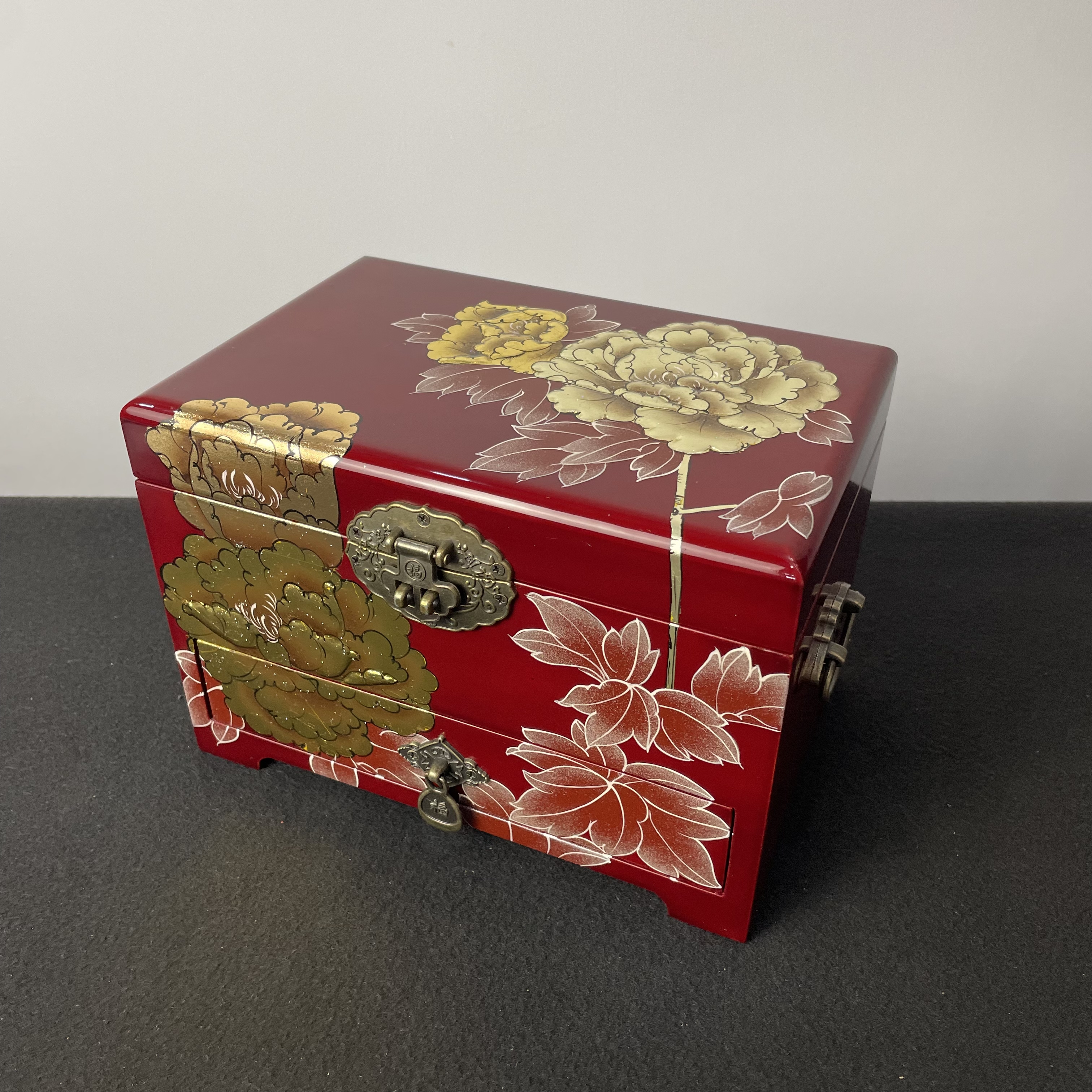 匠心严选YZQQ彩绘酒红底加高金牡丹首饰盒