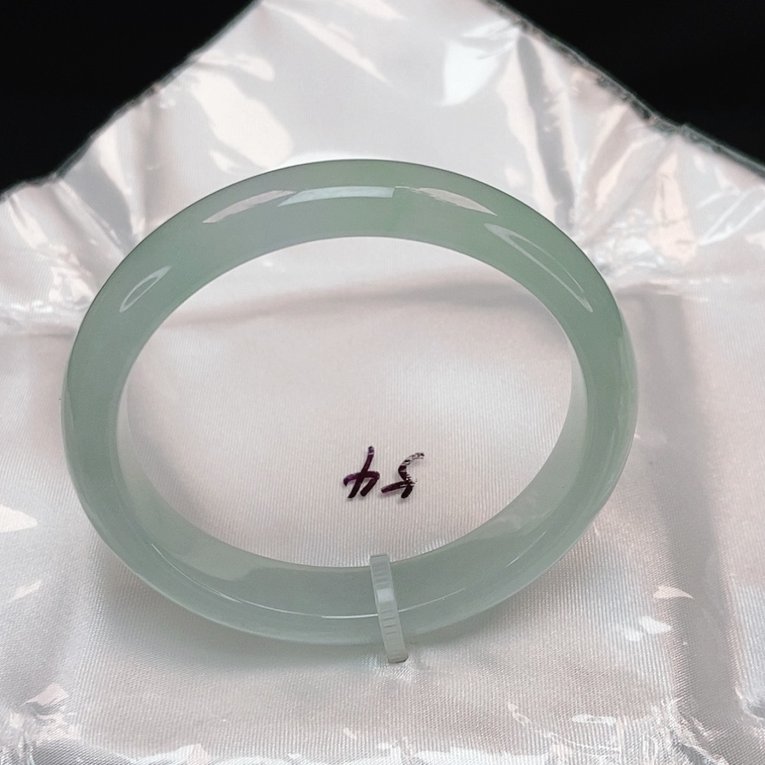 翡翠手镯未镶嵌贵妃