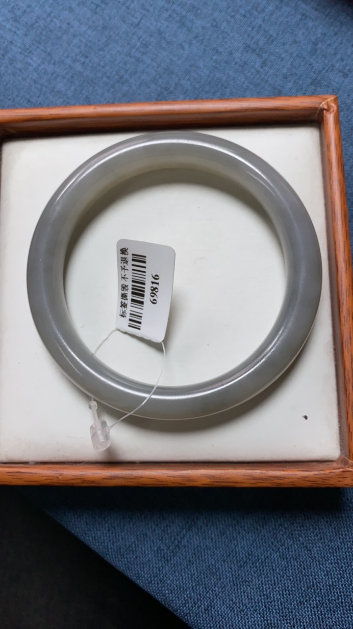 天然和田玉手镯 57