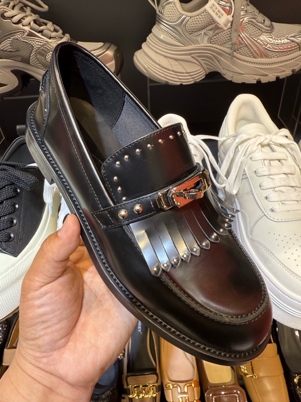 欧货女鞋2025春季新款牛皮圆头柳钉流苏金属扣一脚蹬乐福鞋