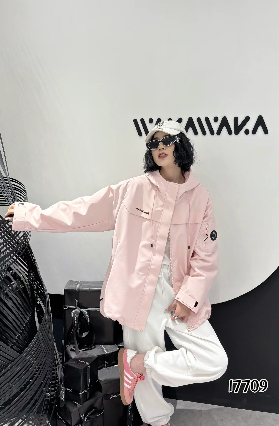 春季个性街头时尚韩版连帽外套女短外套宽松型春秋百搭字母