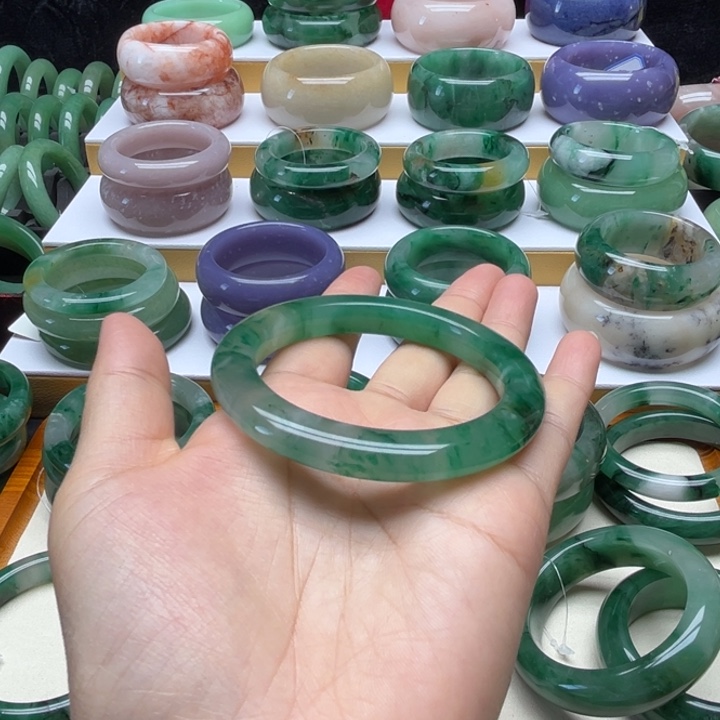 善***。石英质玉（非洲翠）未镶嵌手镯