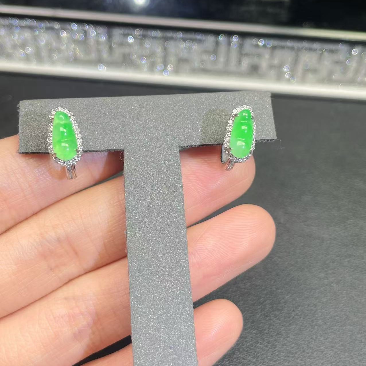 18k金镶嵌缅甸A货翡翠(不含链)