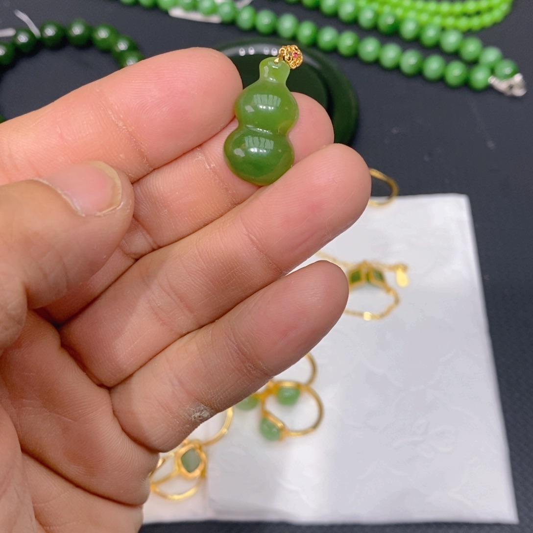 和田玉（碧玉）耳饰18K金镶嵌虫*٩