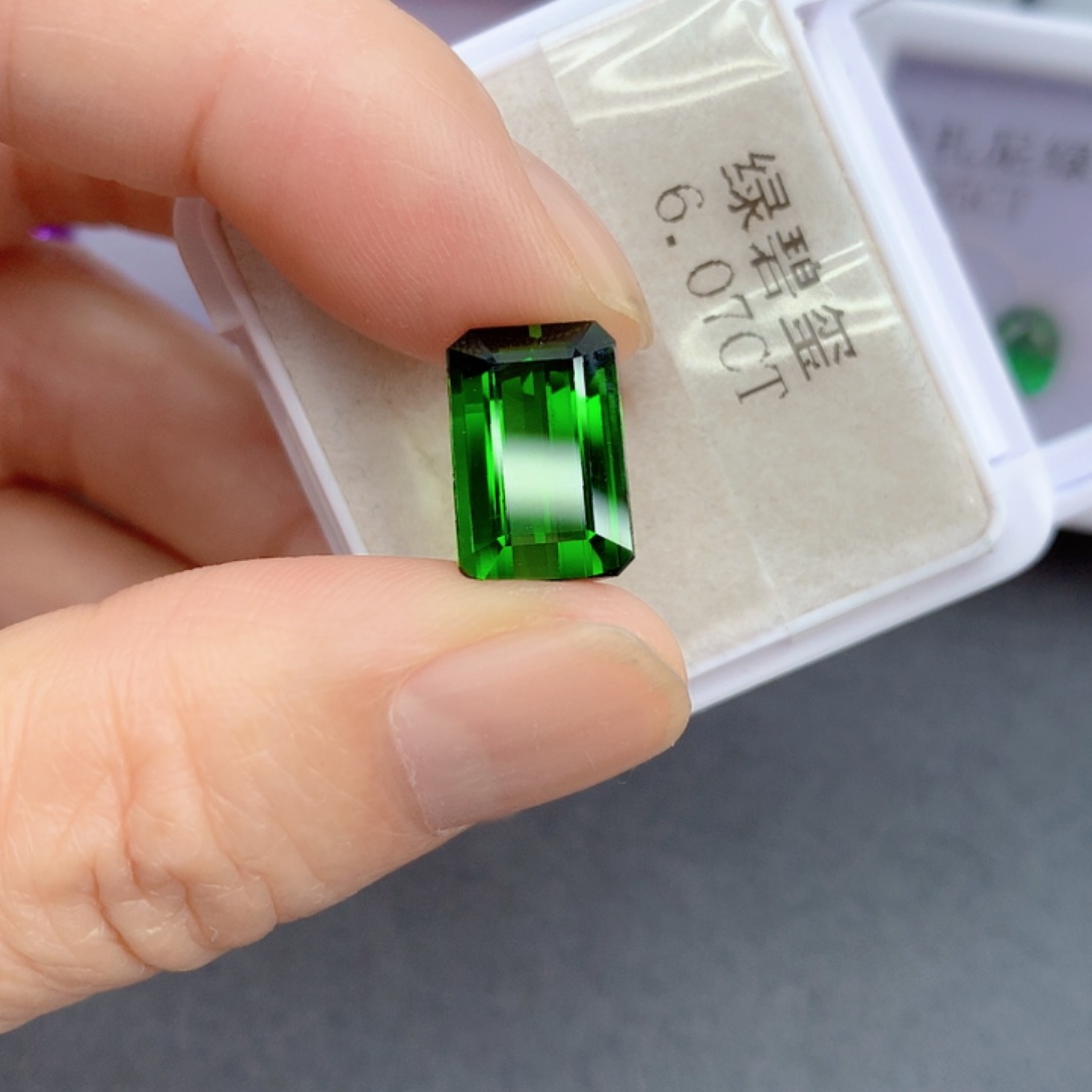 6.07克拉裸石未镶嵌绿色碧玺