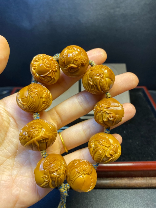 精品橄榄核雕金龙核关公2.5cm