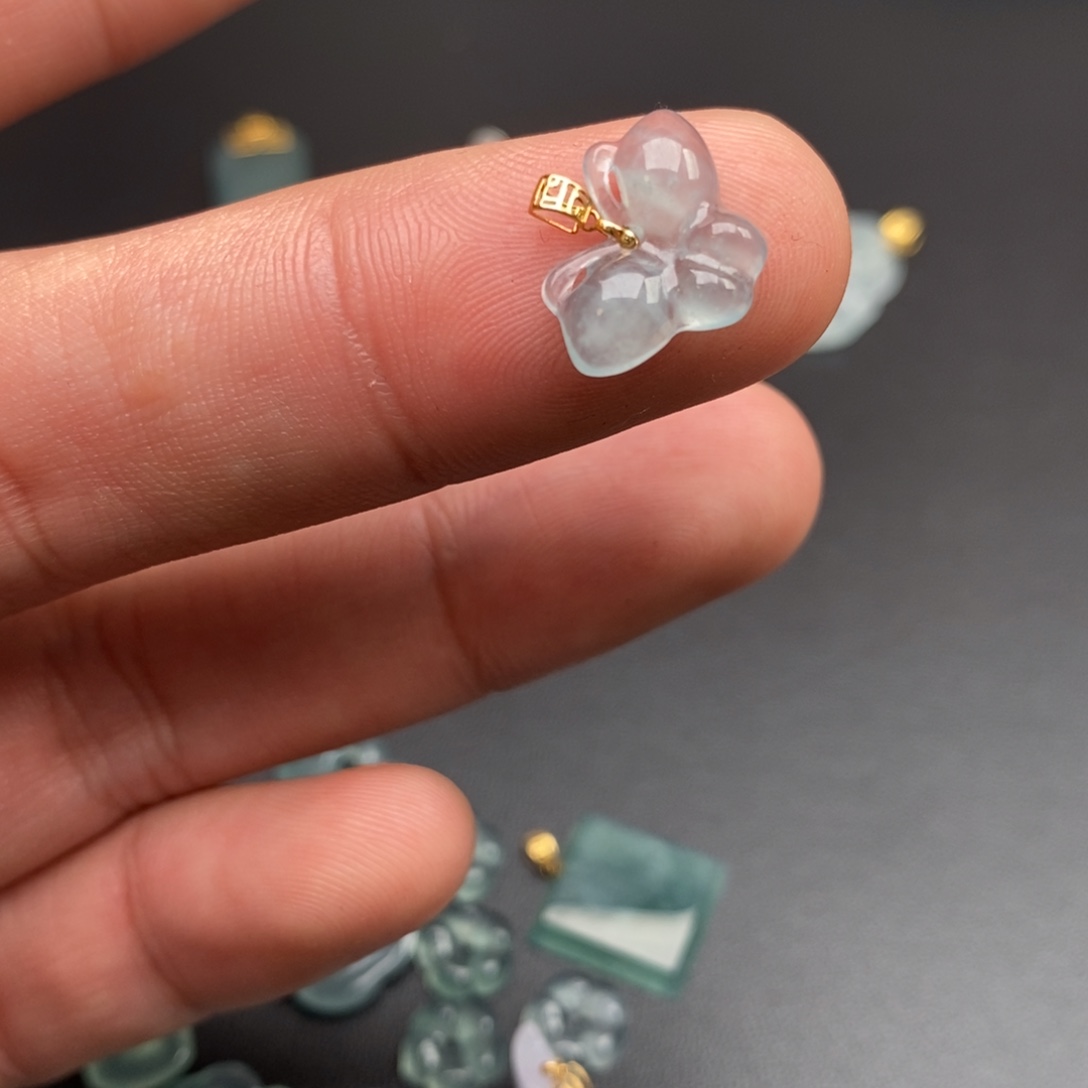 颈饰18K金镶嵌翡翠